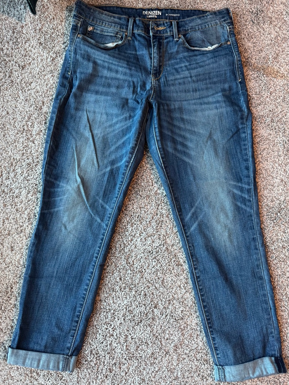 Levi's Denizen Boyfriend Jeans in Dark Blue Wash. Size 9